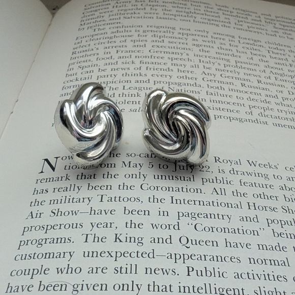 Jewelry - Silver Swirl Silver Plastic Earrings
